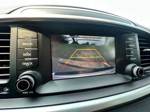 Used 2020 Kia Sorento LX FWD image 14