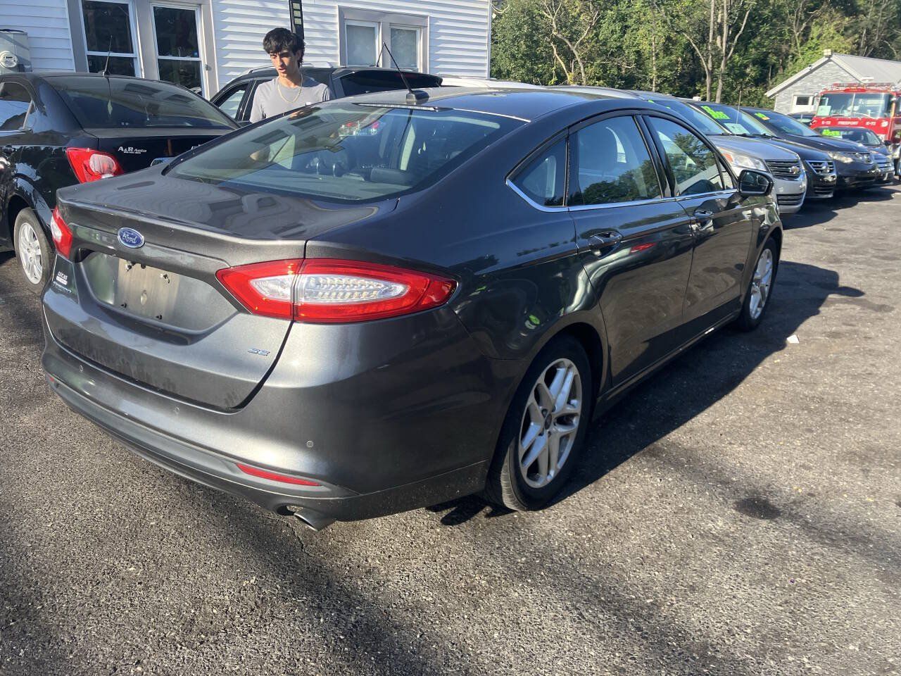 Used 2016 Ford Fusion SE FWD image 3