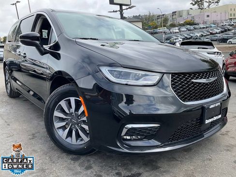 Used 2023 Chrysler Pacifica Touring-L FWD image 1