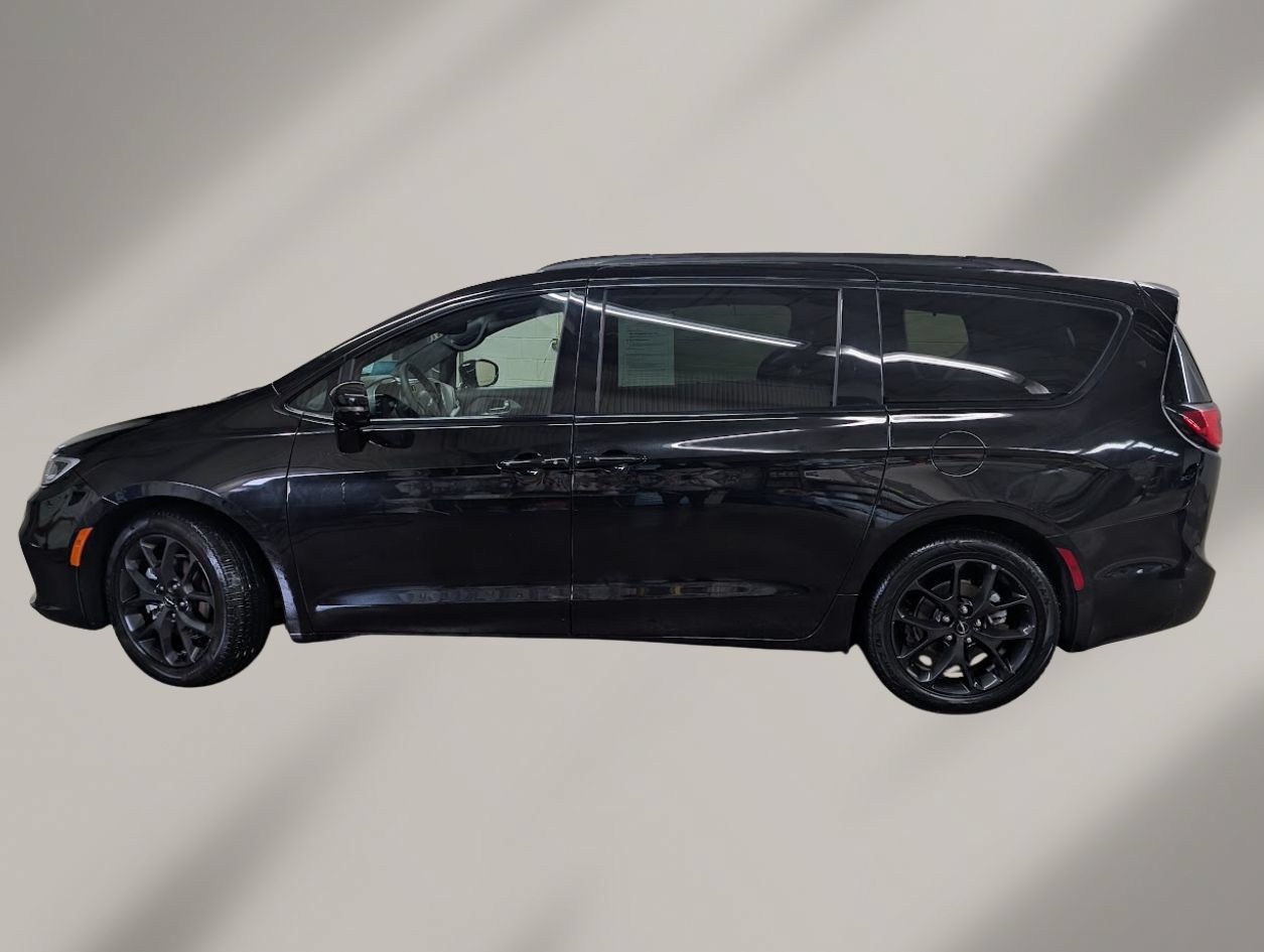 Used 2025 Chrysler Pacifica Limited FWD image 3
