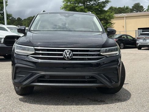 Used 2024 Volkswagen Tiguan SE FWD image 2