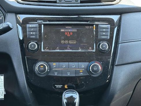 Used 2019 Nissan Rogue S image 10