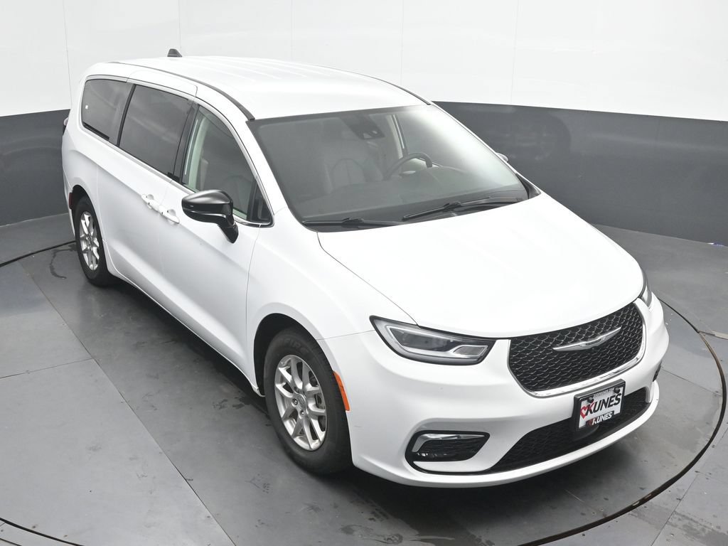 Used 2024 Chrysler Pacifica Touring-L FWD image 33