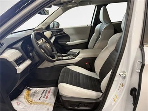 New 2025 Mitsubishi Outlander SE image 12