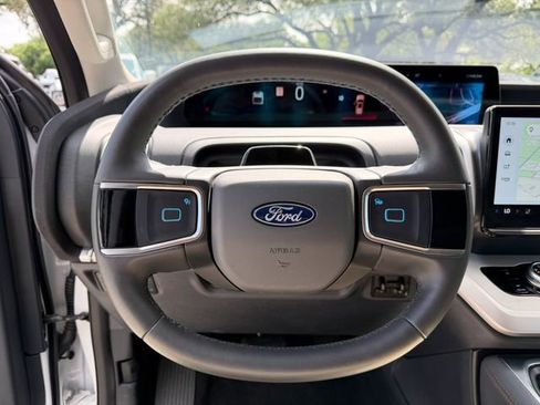 Used 2025 Ford Expedition Active AWD/4WD image 11