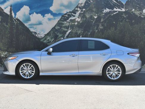 Certified 2018 Toyota Camry XLE FWD image 7