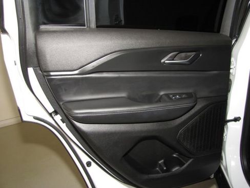 Used 2025 Jeep Grand Cherokee Altitude image 14