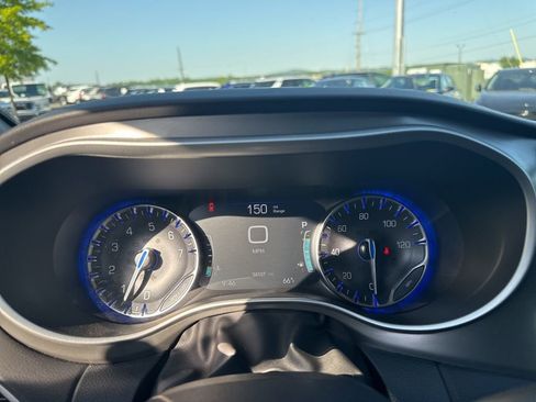 Used 2025 Chrysler Pacifica Select FWD image 12