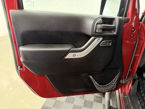 Used 2012 Jeep Wrangler Unlimited Rubicon w/ Connectivity Group image 13
