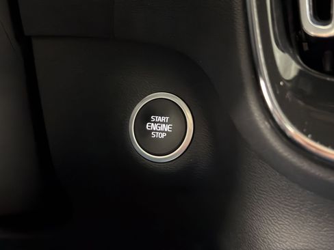 Used 2025 Volvo XC40 B5 Plus AWD/4WD image 18