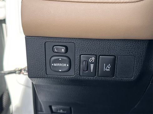 Used 2017 Toyota RAV4 Limited image 8