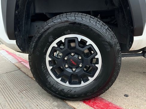 Used 2025 Toyota Tacoma TRD Off-Road image 9