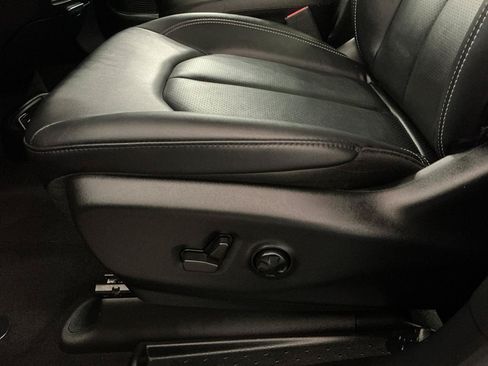 Used 2025 Chrysler Pacifica Select AWD/4WD image 21