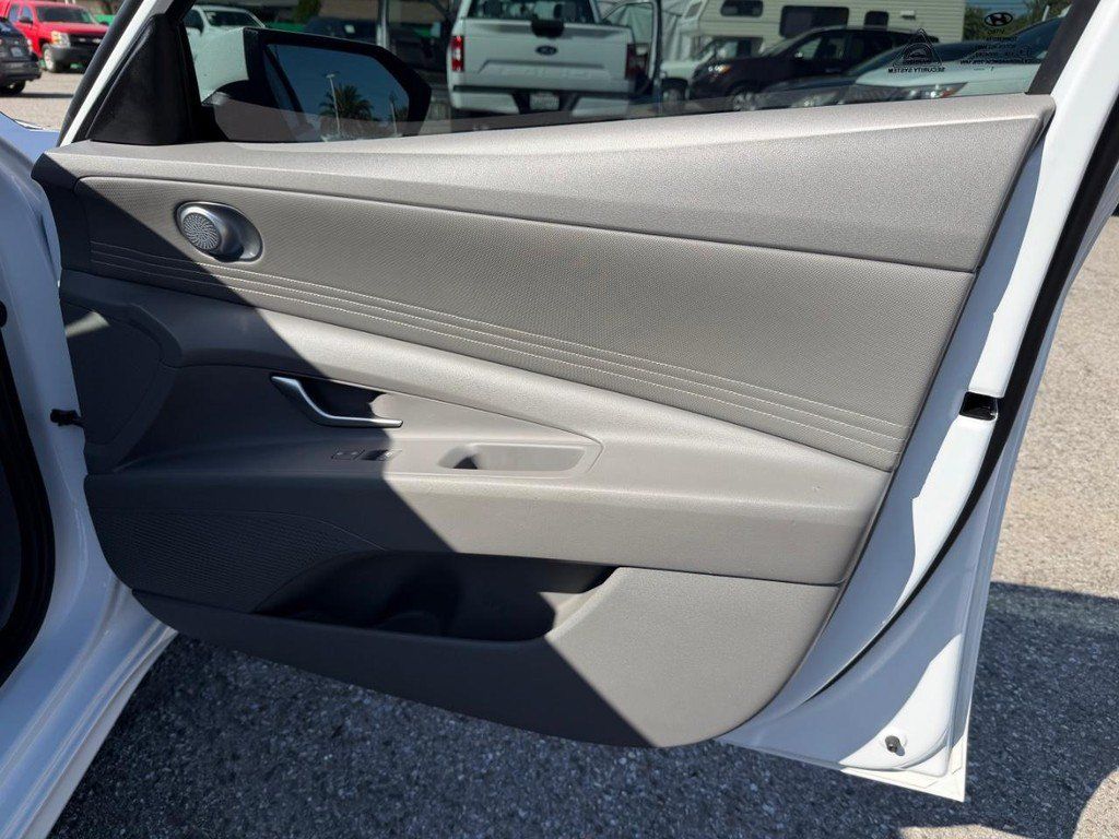 Used 2022 Hyundai Elantra SEL w/ Convenience Package FWD image 19