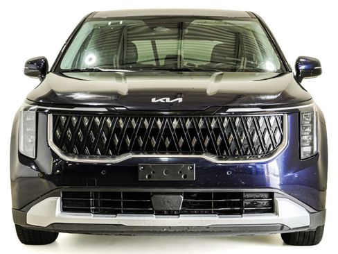 Used 2025 Kia Carnival FWD image 2