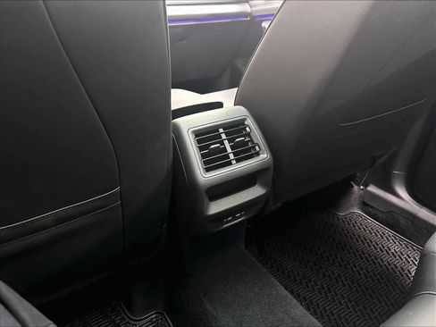 Used 2026 Volkswagen Tiguan SE w/ Panoramic Sunroof Package AWD/4WD image 13