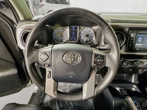 Used 2016 Toyota Tacoma SR5 w/ SR5 Appearance Package (SN) AWD/4WD image 10