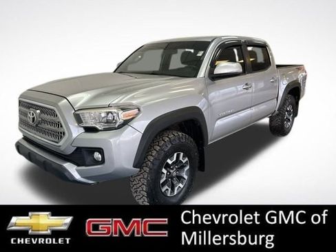 Used 2017 Toyota Tacoma TRD Off-Road w/ Premium & Technology Package image 4