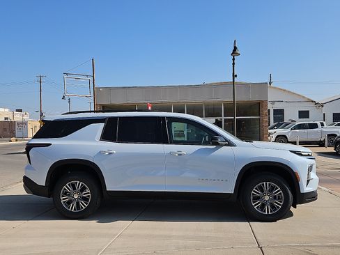 New 2026 Chevrolet Traverse LT w/ Driver Confidence Package FWD image 5