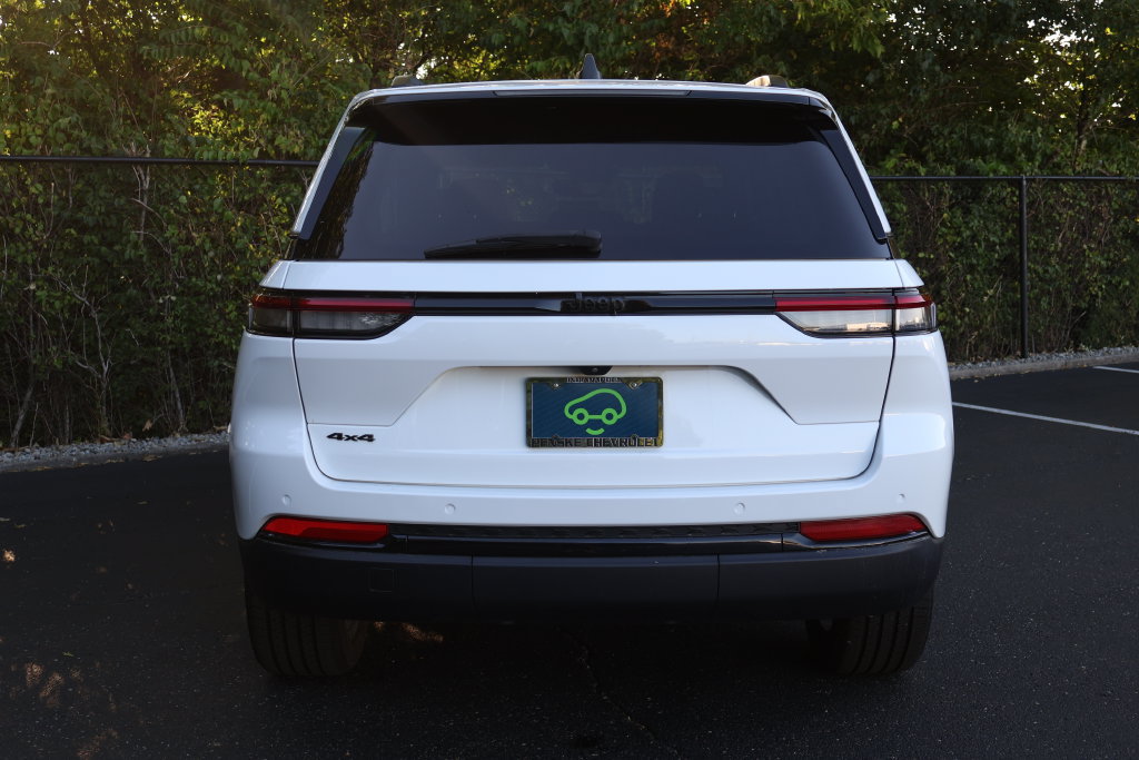 Used 2023 Jeep Grand Cherokee Altitude AWD/4WD image 8