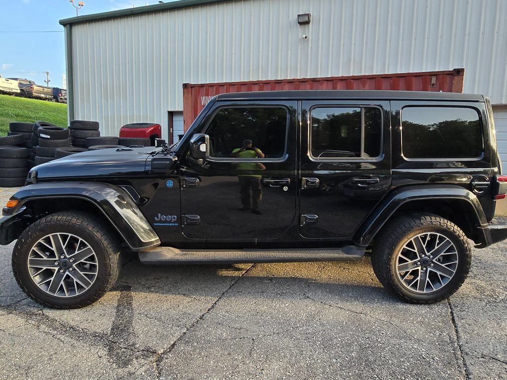 Used 2024 Jeep Wrangler High Altitude AWD/4WD image 3