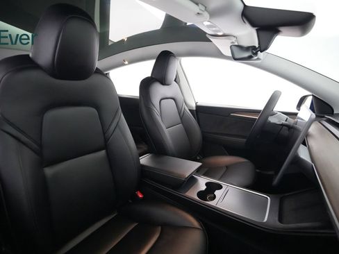 Used 2024 Tesla Model Y 2WD image 23