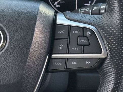 Used 2023 Toyota Sienna Limited image 14