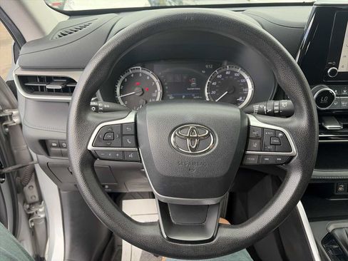 Used 2023 Toyota Highlander L FWD image 11
