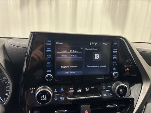 Used 2021 Toyota Highlander XLE image 19