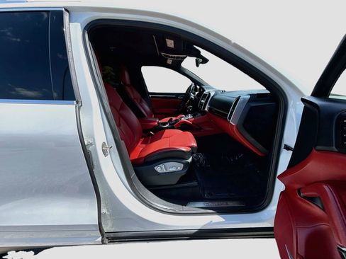 Used 2016 Porsche Cayenne w/ Premium Package image 29