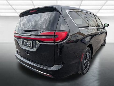 Used 2024 Chrysler Pacifica Touring-L FWD image 29