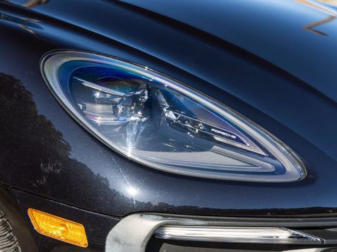 Certified 2025 Porsche Macan AWD/4WD image 15