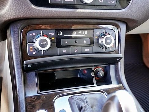 Used 2014 Volkswagen Touareg Executive AWD/4WD image 44