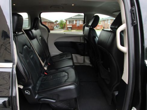 Used 2020 Chrysler Pacifica Touring-L w/ Advanced Safetytec Group FWD image 12