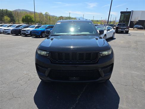 New 2025 Jeep Grand Cherokee Altitude AWD/4WD image 9