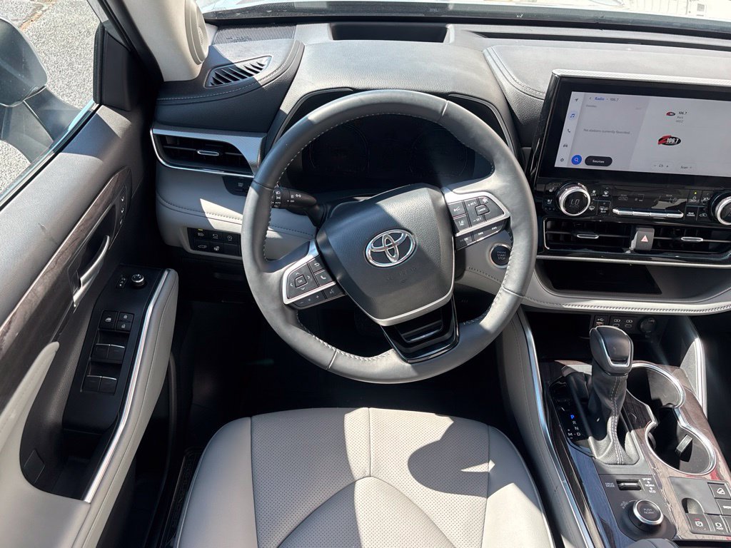 Used 2025 Toyota Highlander Platinum AWD/4WD image 3
