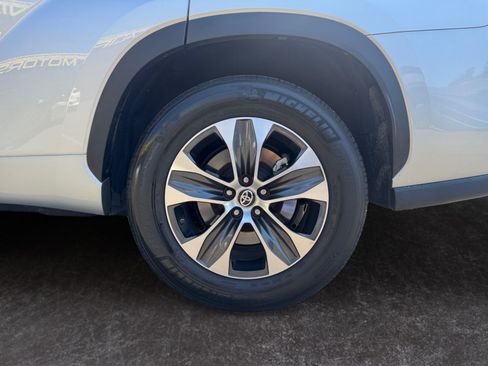 Used 2022 Toyota Highlander XLE FWD image 14