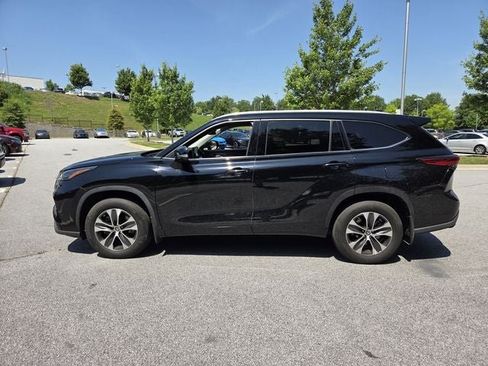 Used 2022 Toyota Highlander XLE AWD/4WD image 9