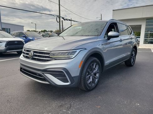 Used 2022 Volkswagen Tiguan SE w/ Panoramic Sunroof Package image 4