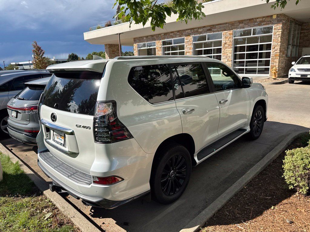 Used 2023 Lexus GX 460 Premium w/ Accessory Package AWD/4WD image 3