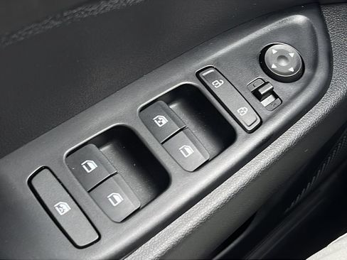 Used 2025 Hyundai Venue Limited FWD image 19