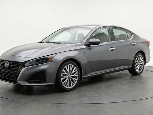 Used 2025 Nissan Altima 2.5 SV FWD image 3