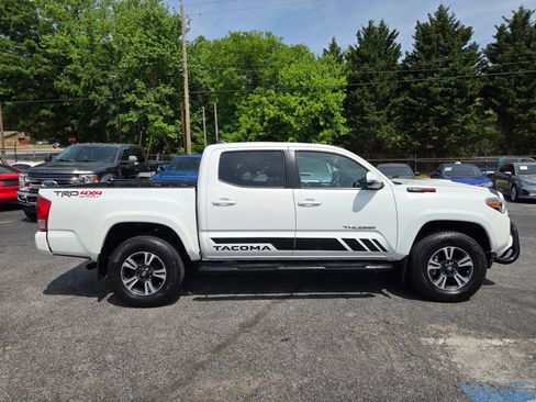 Used 2018 Toyota Tacoma TRD Sport w/ Technology Package AWD/4WD image 5