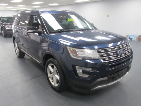 Used 2017 Ford Explorer XLT w/ Equipment Group 202A AWD/4WD image 3