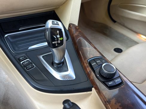 Used 2014 BMW 320i Sedan RWD image 21