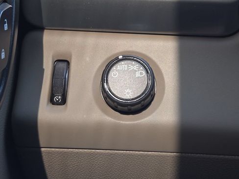 Used 2018 Chevrolet Suburban LT RWD image 16