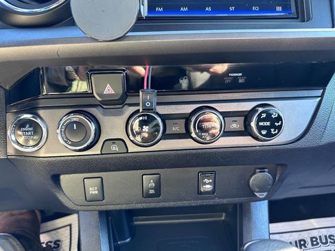 Used 2017 Toyota Tacoma TRD Sport image 16