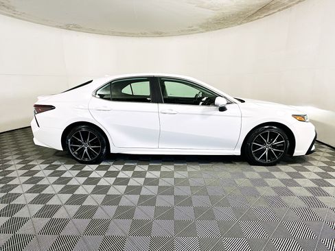 Used 2023 Toyota Camry SE image 2