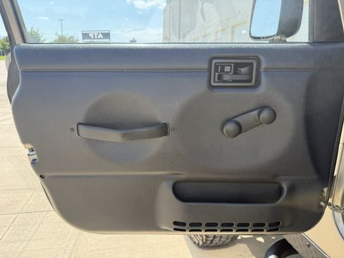 Used 2004 Jeep Wrangler Rubicon w/ Dual Top Group AWD/4WD image 18