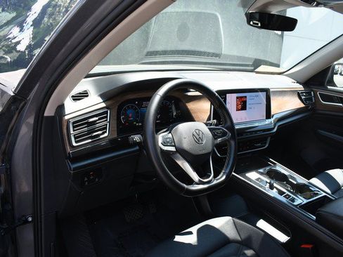 Used 2025 Volkswagen Atlas SE AWD/4WD image 14